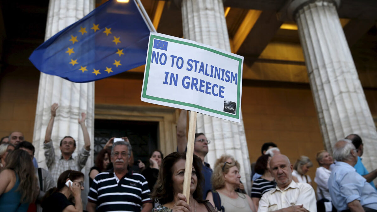 Los griegos se lanzan a retirar sus depósitos del banco