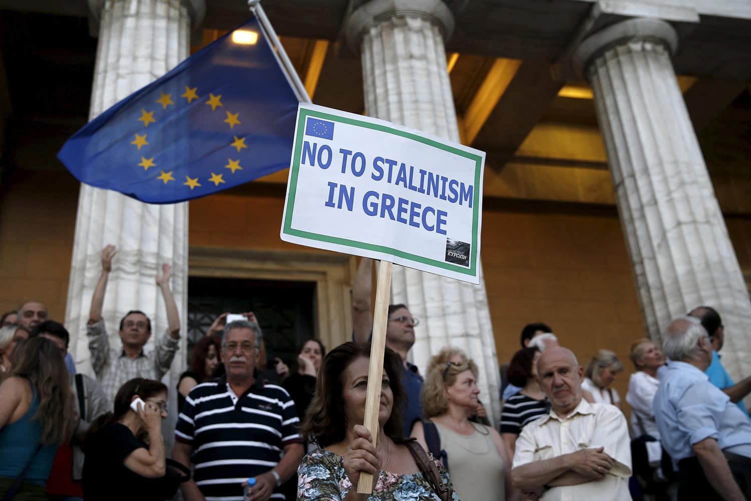 Los griegos se lanzan a retirar sus depósitos del banco