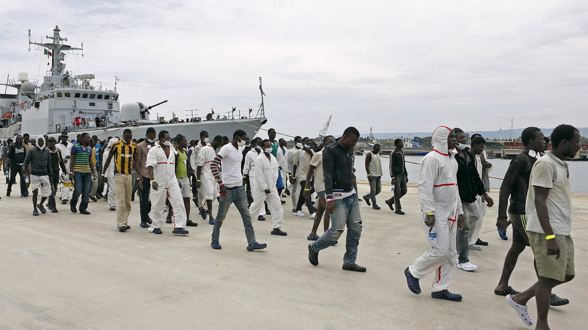 La llegada de 5.000 inmigrantes en 48 horas desborda a las autoridades italianas