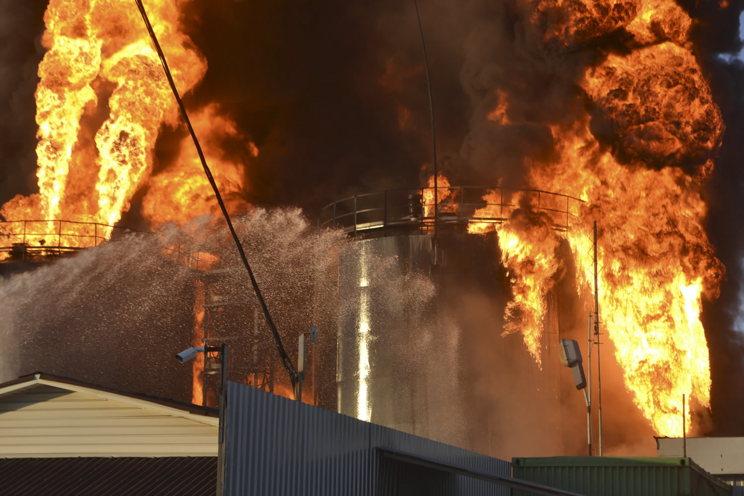 Arde Kiev: el colosal incendio de un depósito de petróleo se encuentra fuera de control