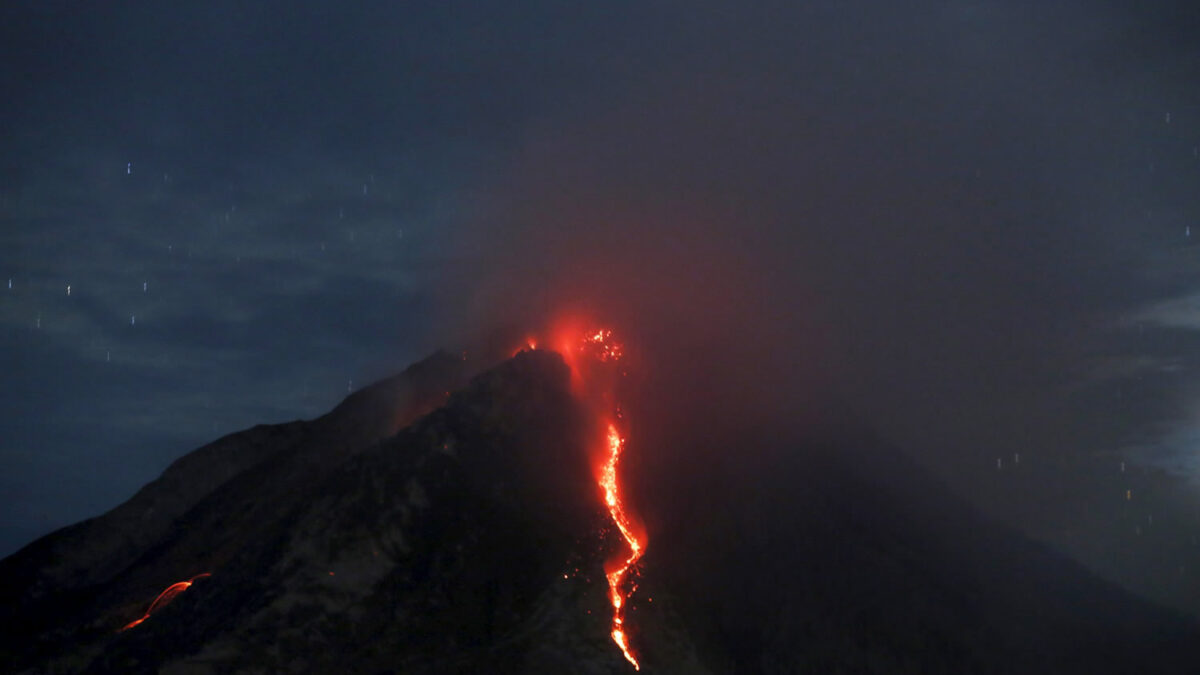 Enormes ríos de lava corren por la ladera del Sinabung y obligan a huir a 10.000 campesinos