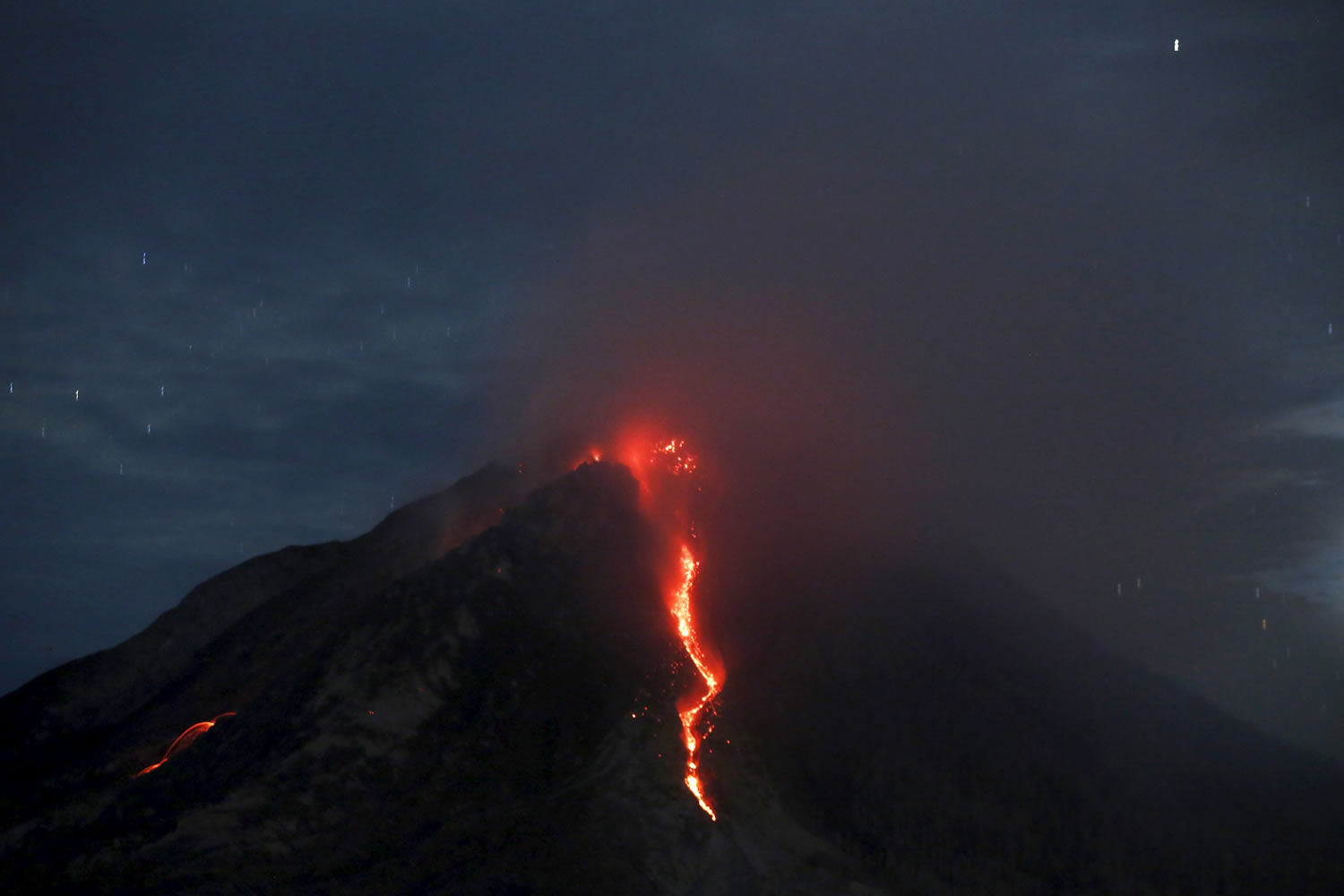 Enormes ríos de lava corren por la ladera del Sinabung y obligan a huir a 10.000 campesinos