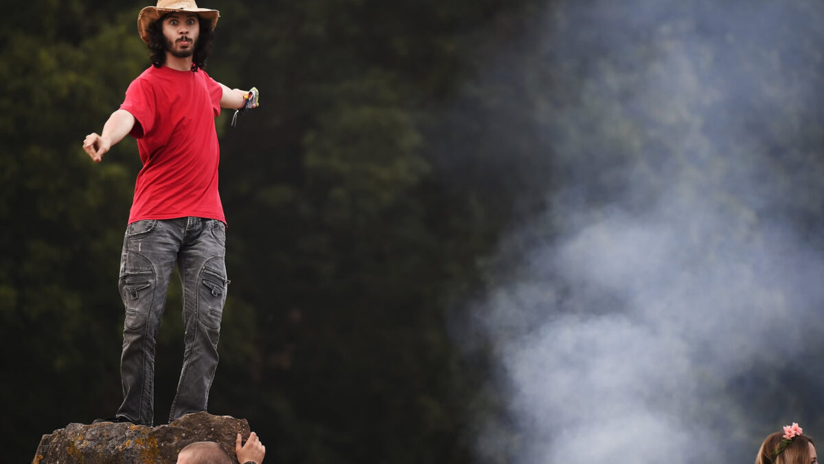 Primera resaca en Glastonbury: decenas de asistentes burlan la prohibición de inhalar gas de la risa