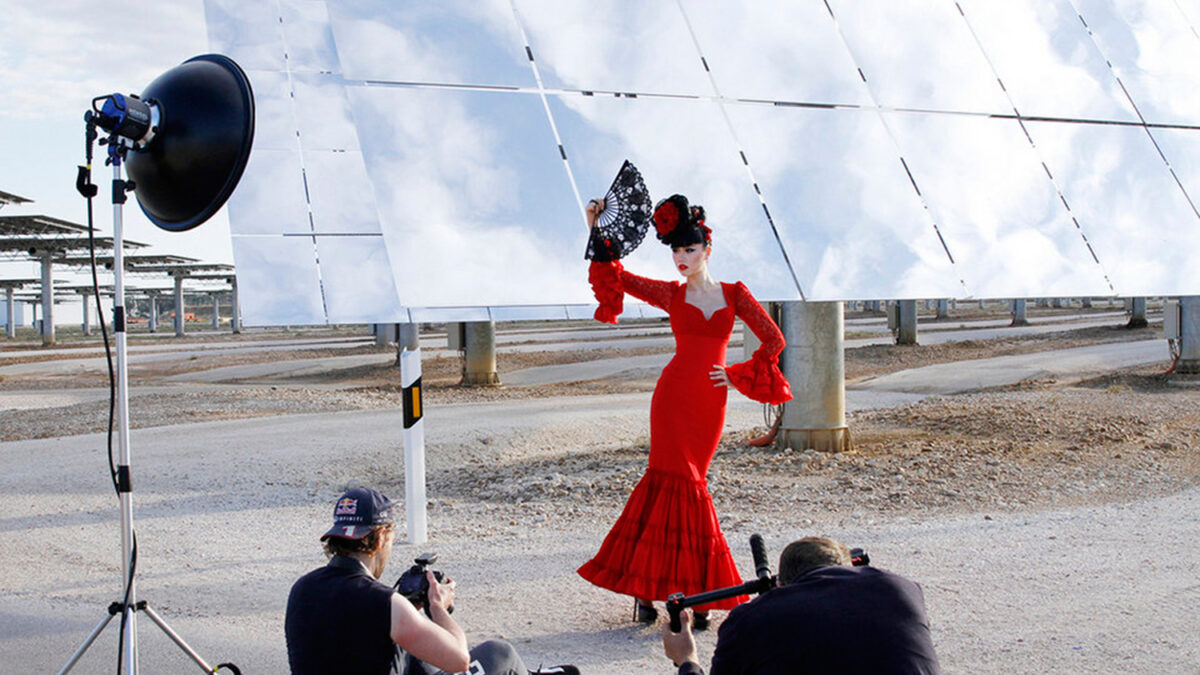 Gran desfile de alta costura en una central solar sevillana