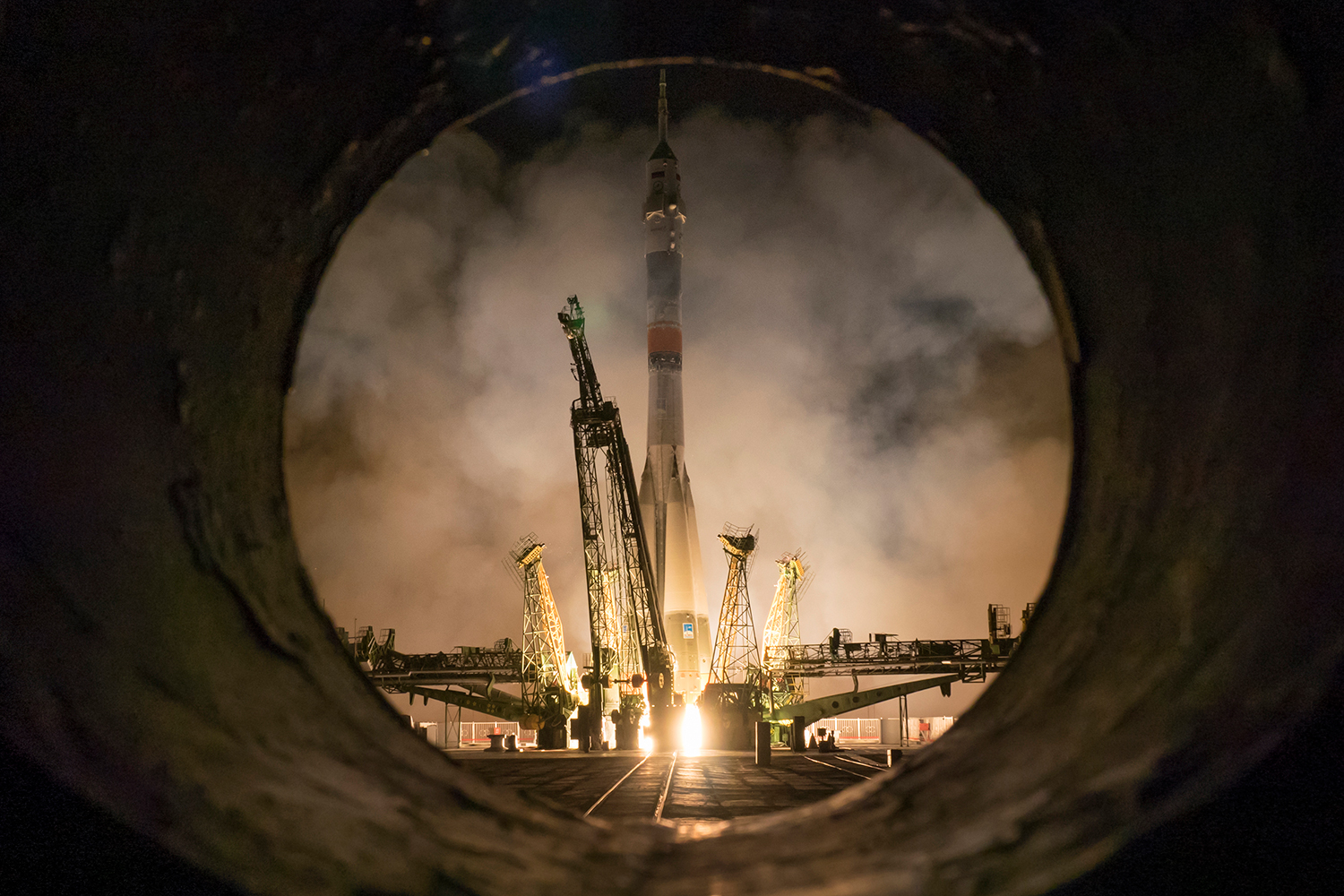 Los tres astronautas del Soyuz ponen fin a su apasionante viaje espacial.