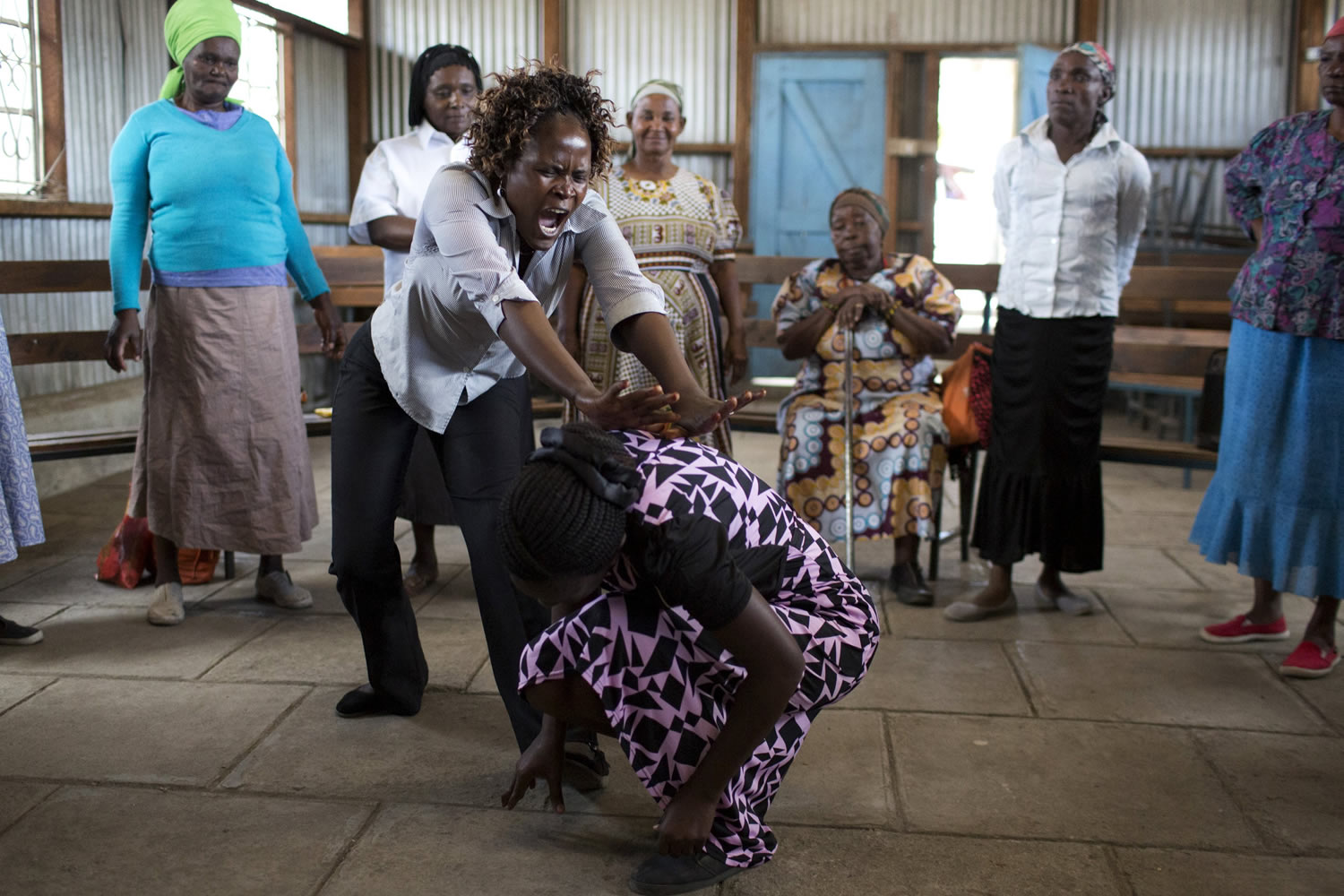 200 ancianas de hasta 105 reciben clases de autodefensa en Kenia contra la plaga de violadores