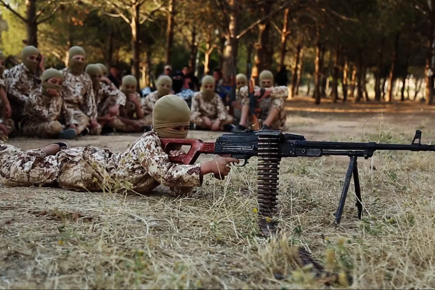 Niños menores de 10 años se juegan la vida en entrenamiento terrorista extremo del Estado Islámico