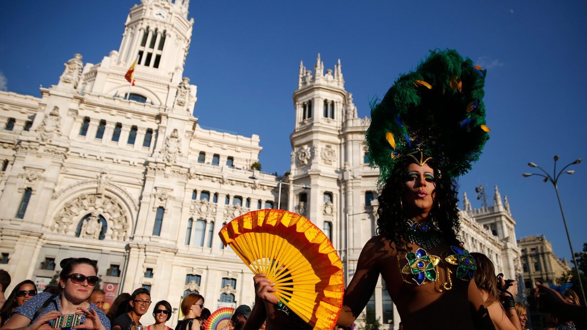 La bandera del orgullo gay ondeará en el Ayuntamiento de Madrid durante la semana de Madrid Orgullo