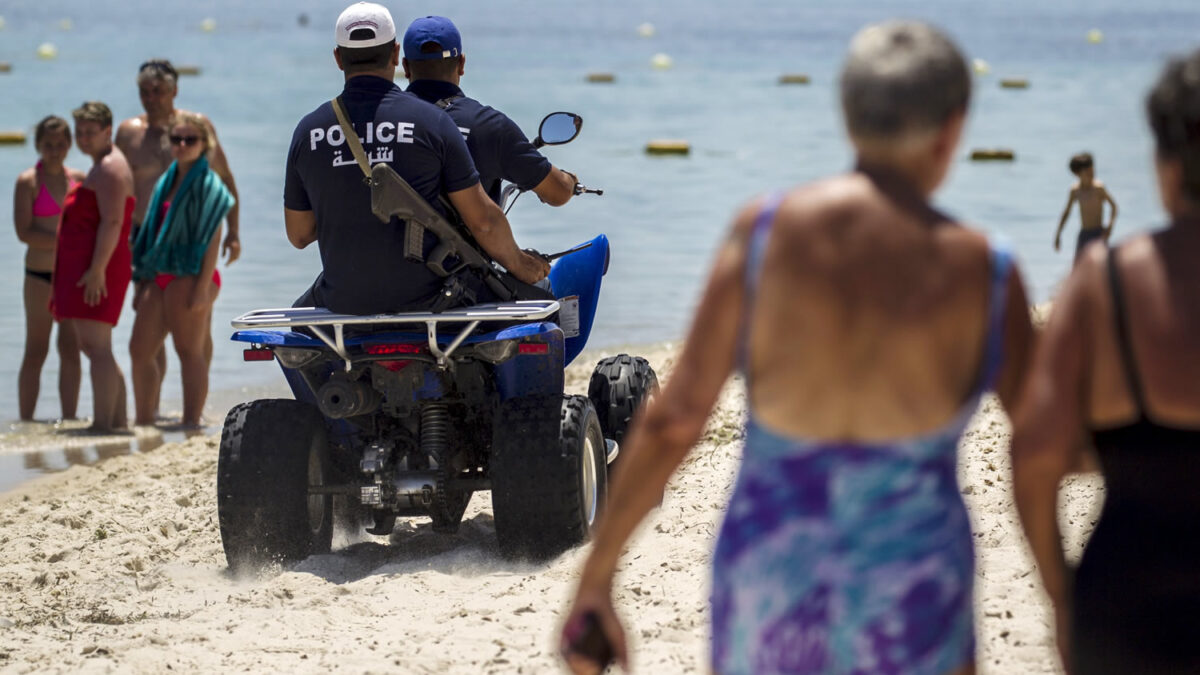 Bañistas entre policías armados y ramos de flores en el primer aniversario del califato islámico