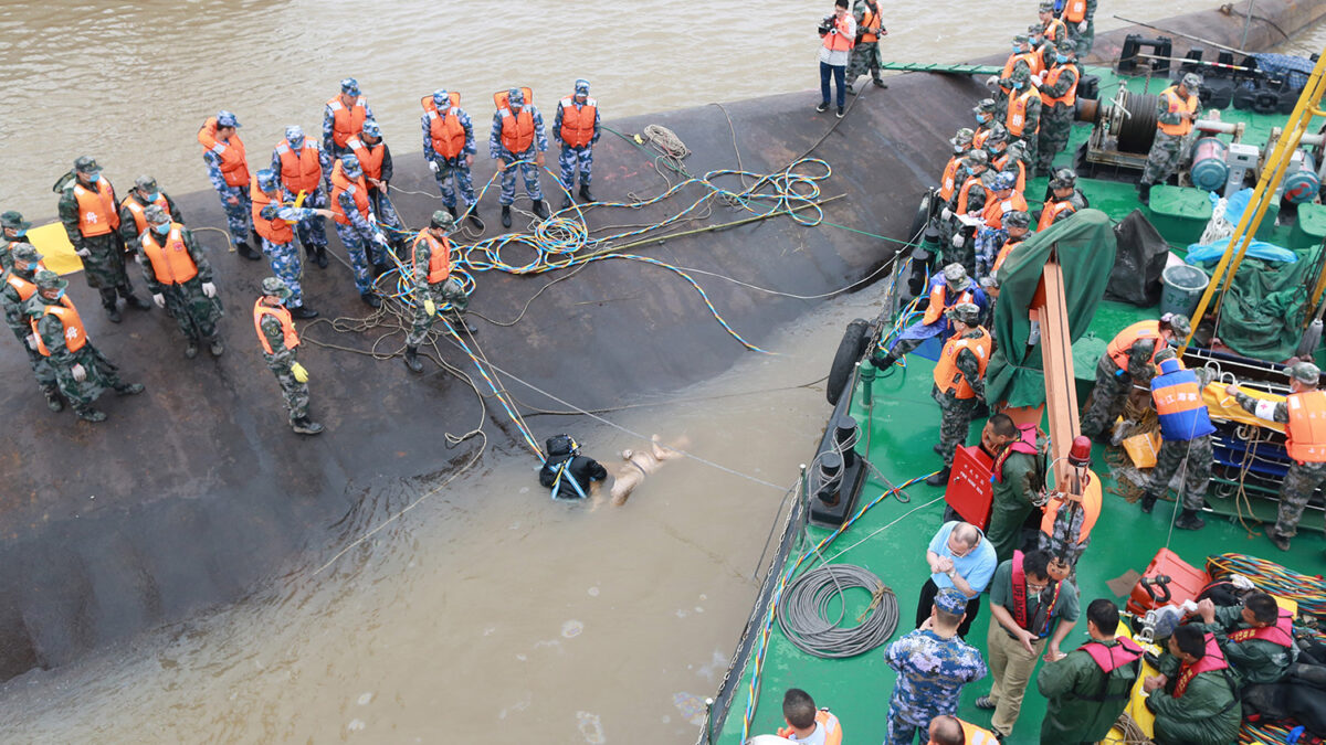 Equipos de rescate luchan por hallar sobrevivientes en el Yangtsé