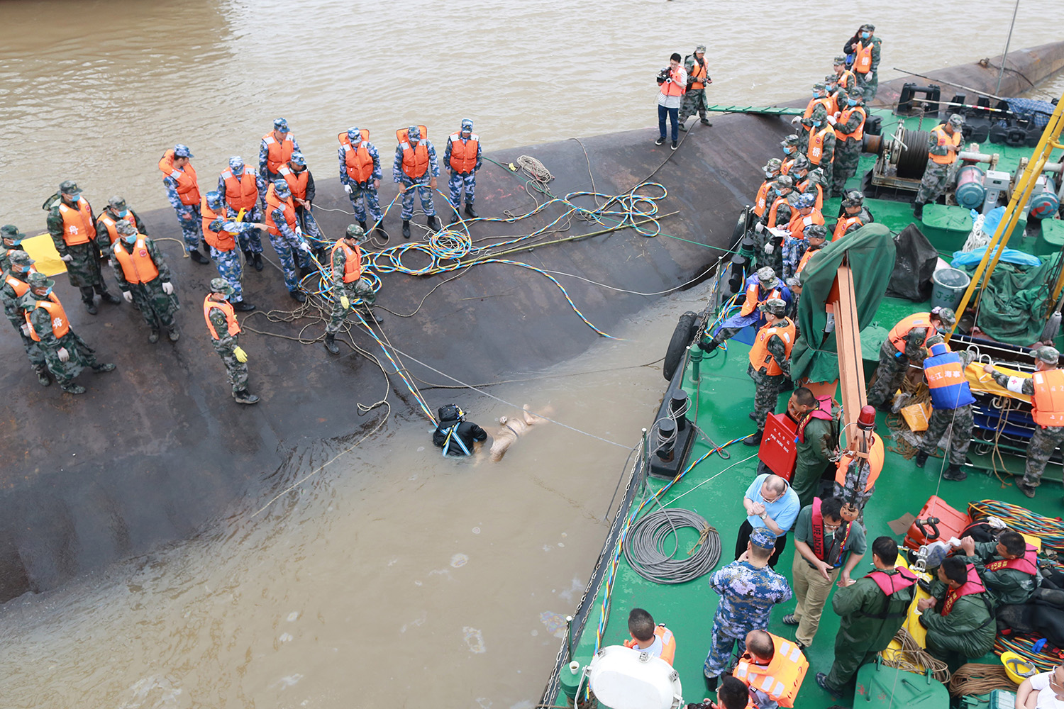 Equipos de rescate luchan por hallar sobrevivientes en el Yangtsé