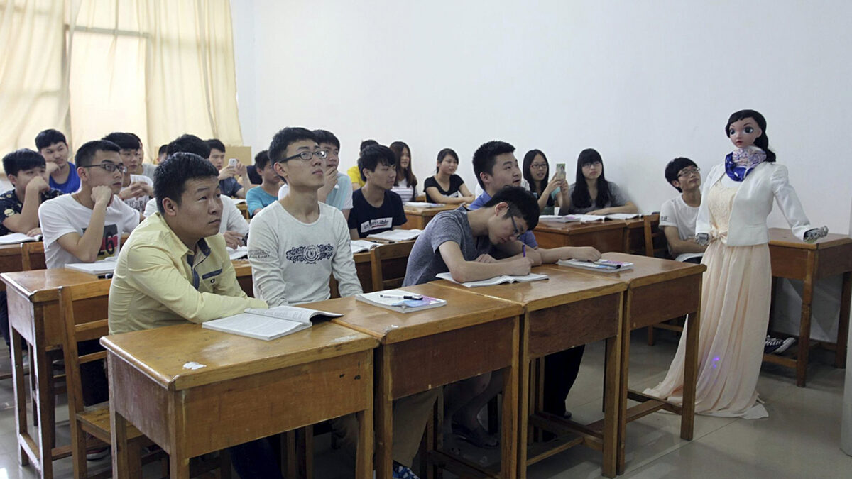 Un robot imparte clases en la Universidad Jiujiang