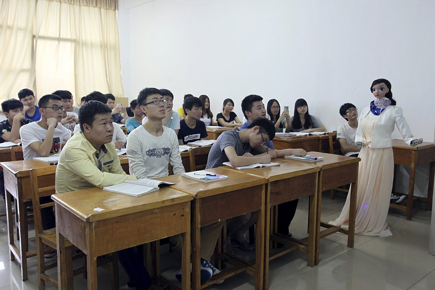 Un robot imparte clases en la Universidad Jiujiang