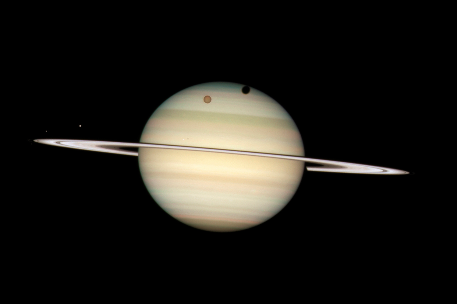 El anillo de Saturno más grande de lo que se creía