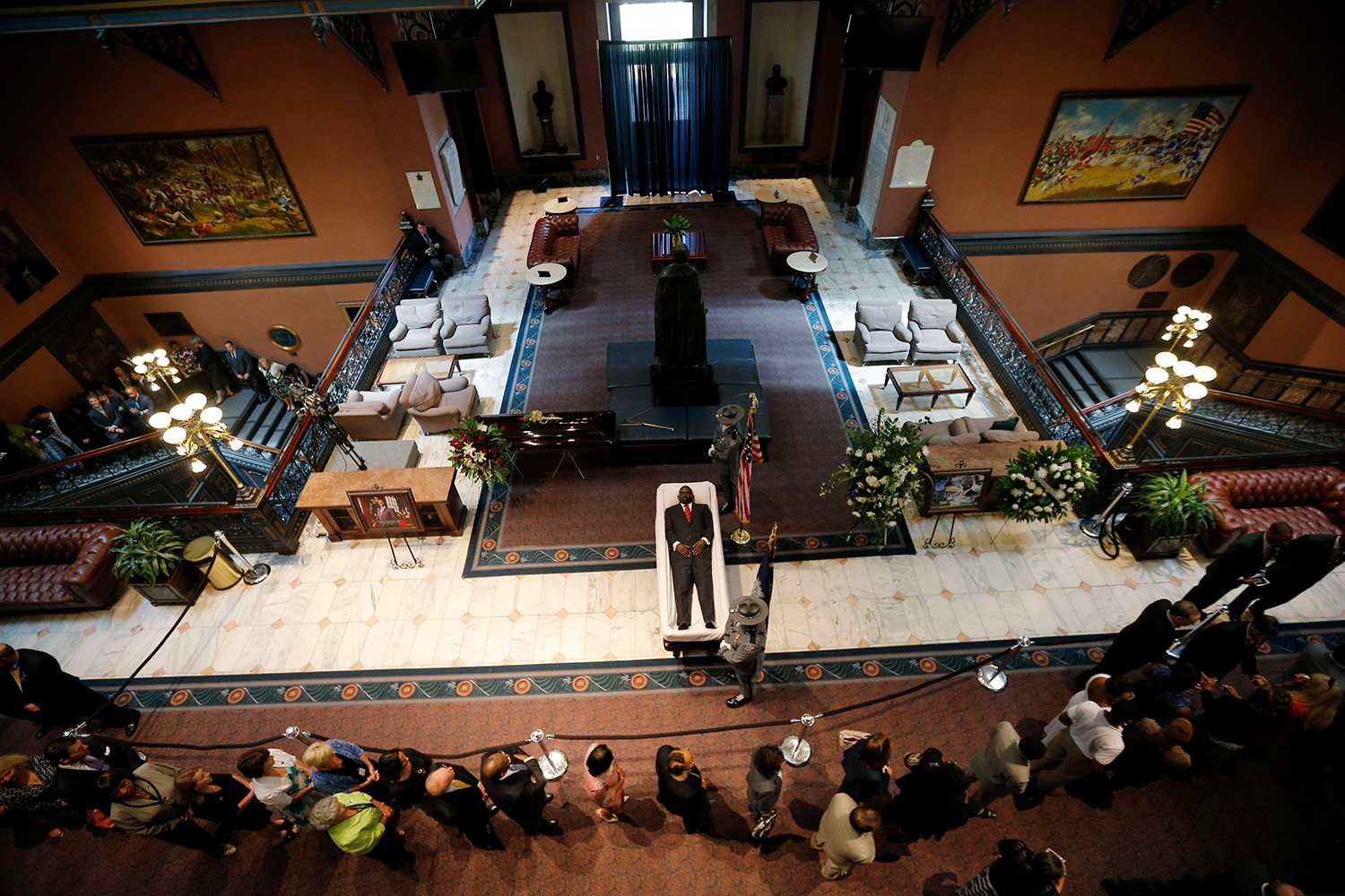 Miles de personas dan el último adiós al ex pastor de la Iglesia Emanuel AME