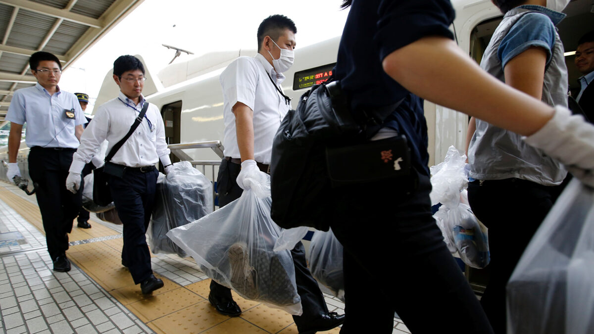 Un hombre se prende fuego en un tren bala japonés y mueren dos personas