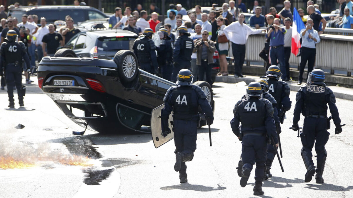 La revolución francesa contra Uber incendia las calles de las ciudades de turismo de lujo