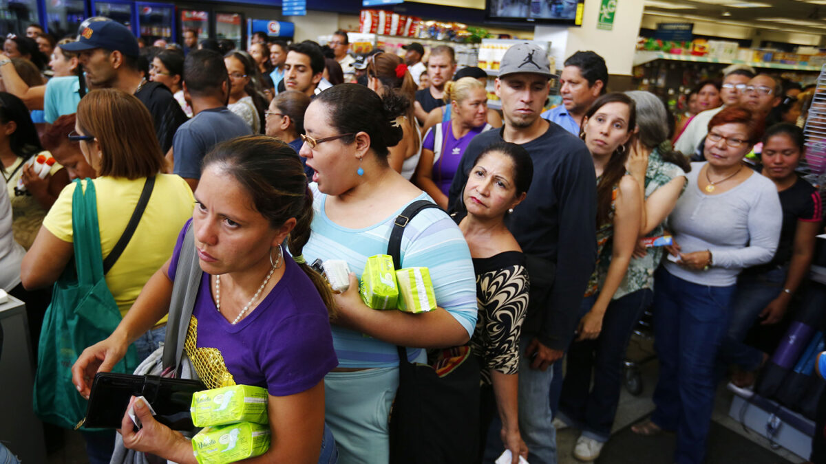 El 89,7% de los venezolanos consiguen colas cuando van a hacer la comprar