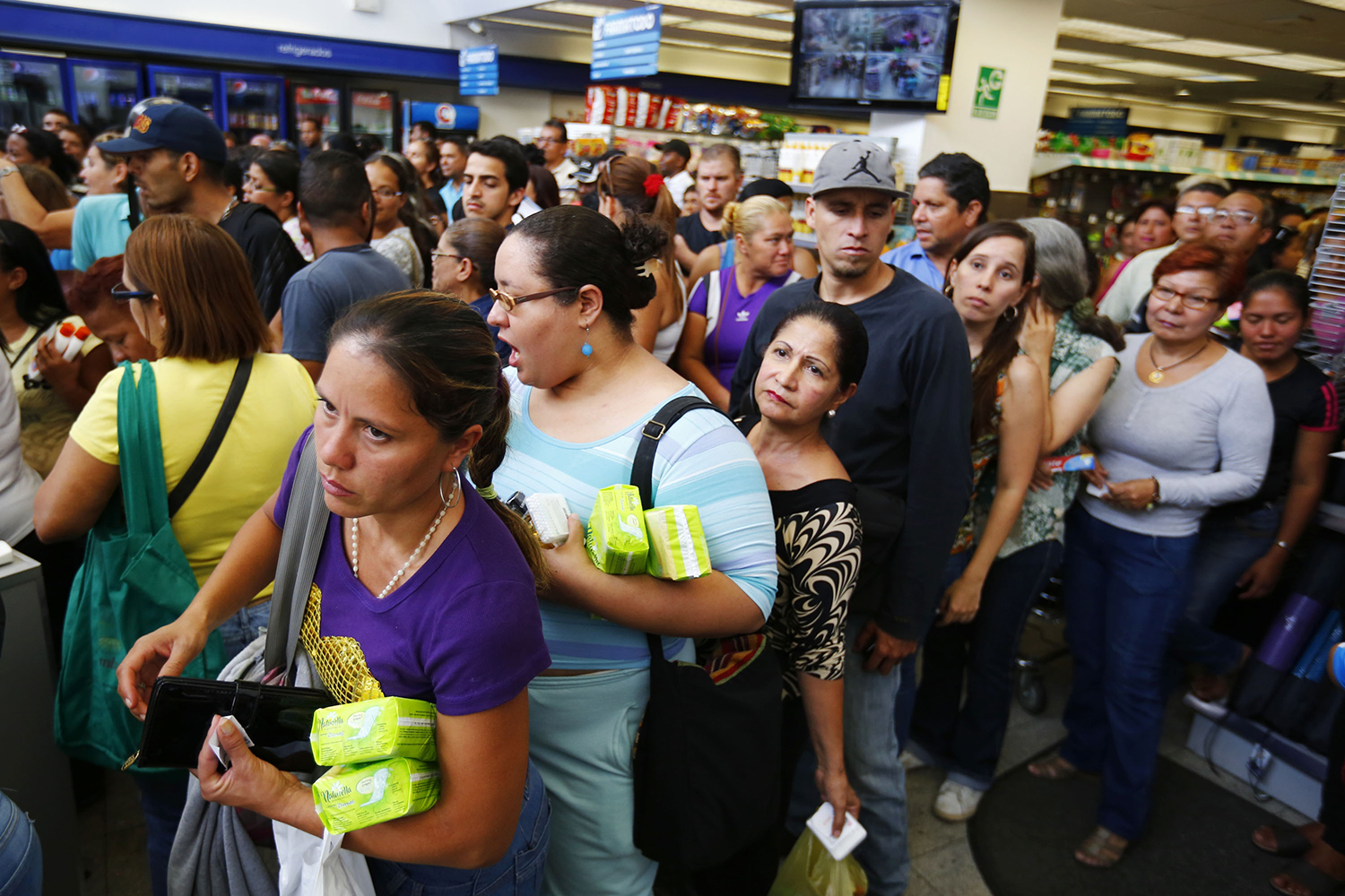 El 89,7% de los venezolanos consiguen colas cuando van a hacer la comprar