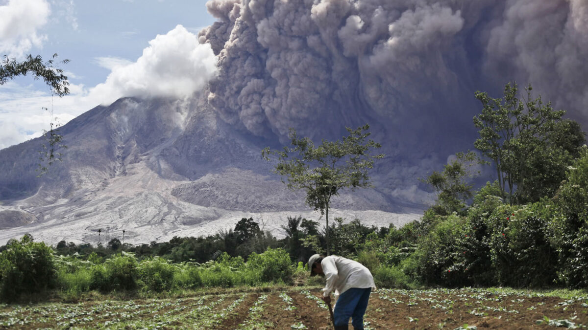 El salvaje despertar del volcán del Sinabung obliga a desplazar a tres mil aldeanos en Indonesia