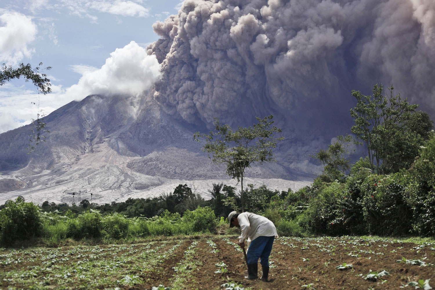 El salvaje despertar del volcán del Sinabung obliga a desplazar a tres mil aldeanos en Indonesia
