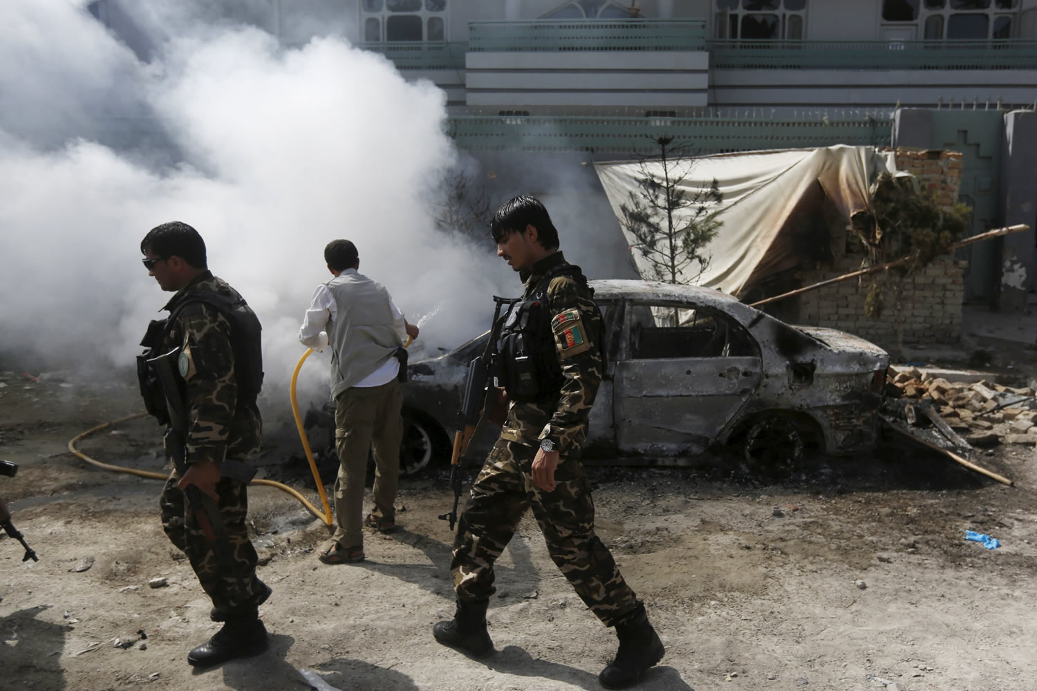 Afganistán confirma primer diálogo con los talibanes en Pakistán horas después de otro atentado
