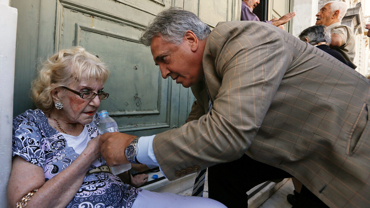 La foto que resume la angustia que vive Grecia: la anciana y el director del banco