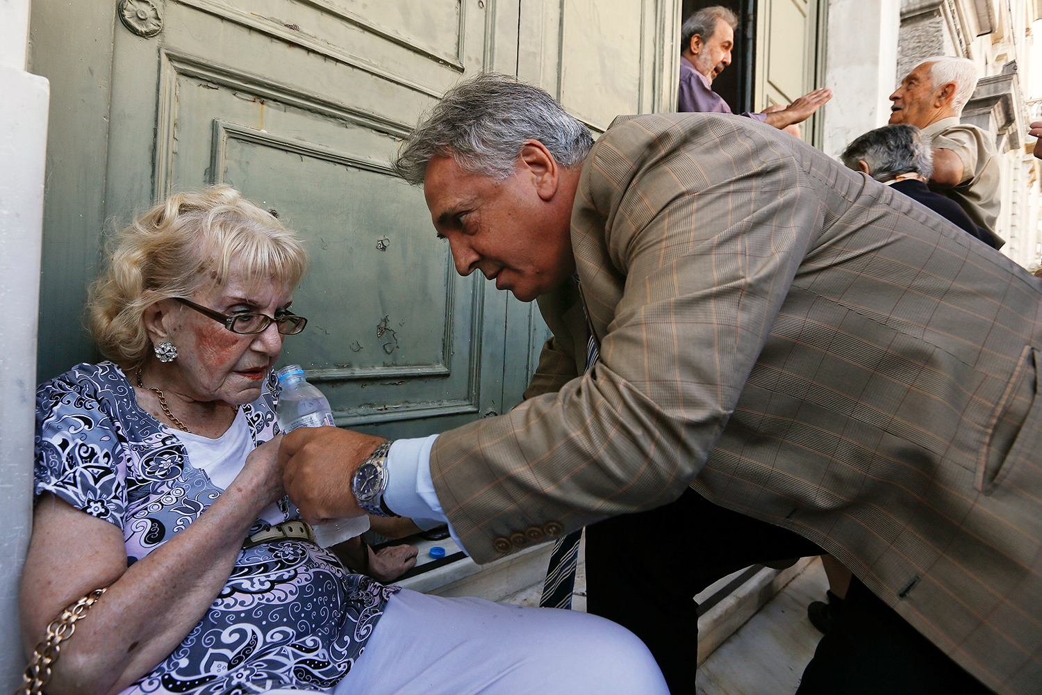La foto que resume la angustia que vive Grecia: la anciana y el director del banco