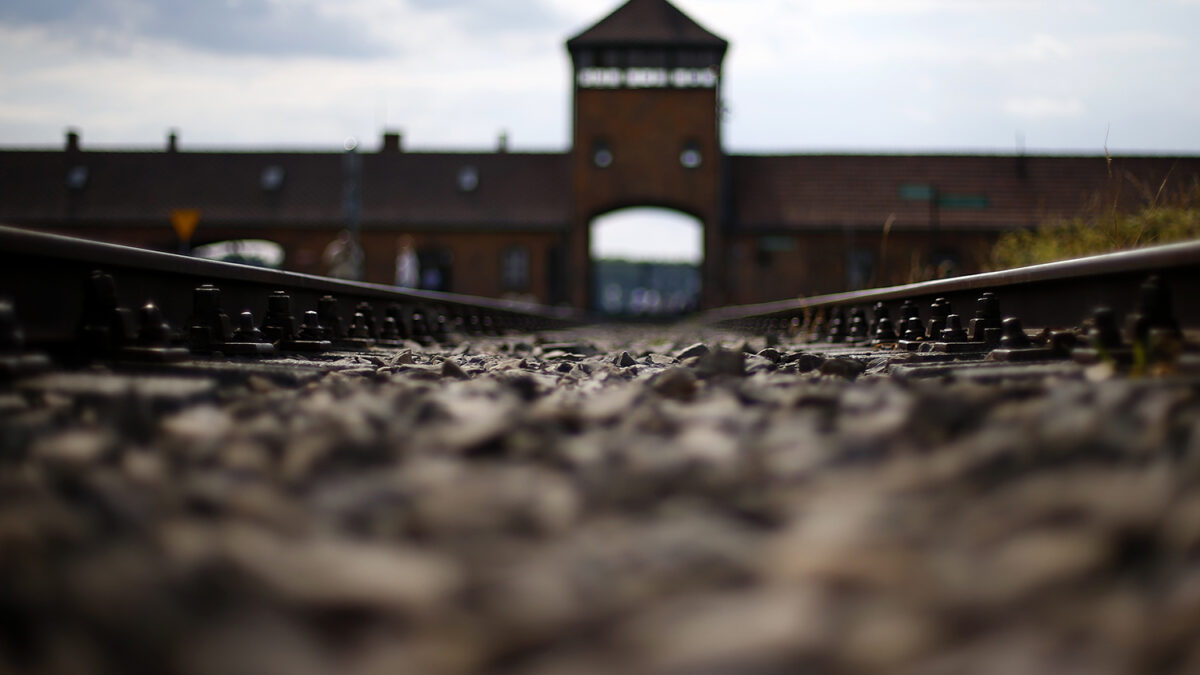 Dos adolescentes roban objetos en Auschwitz durante una visita escolar