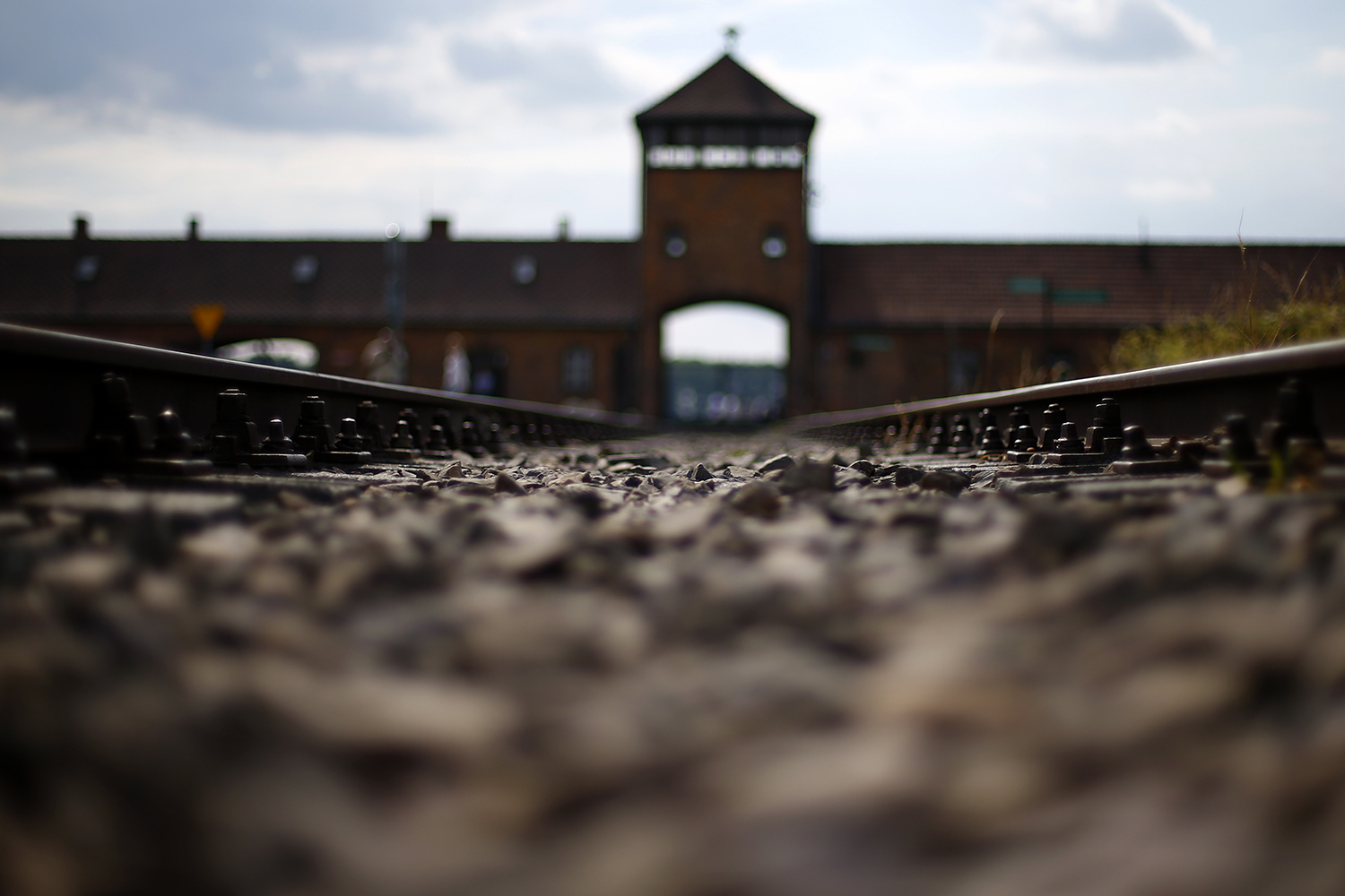 Dos adolescentes roban objetos en Auschwitz durante una visita escolar