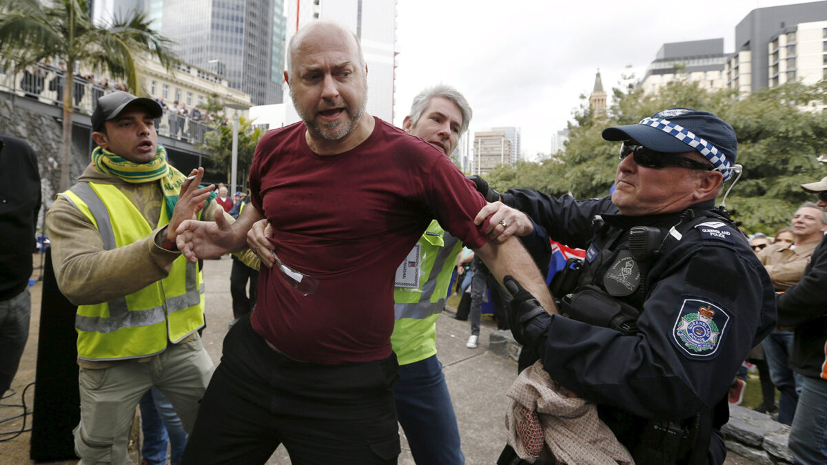 Manifestantes antiislam y antiislamofobia se enfrentan en las calles Sídney