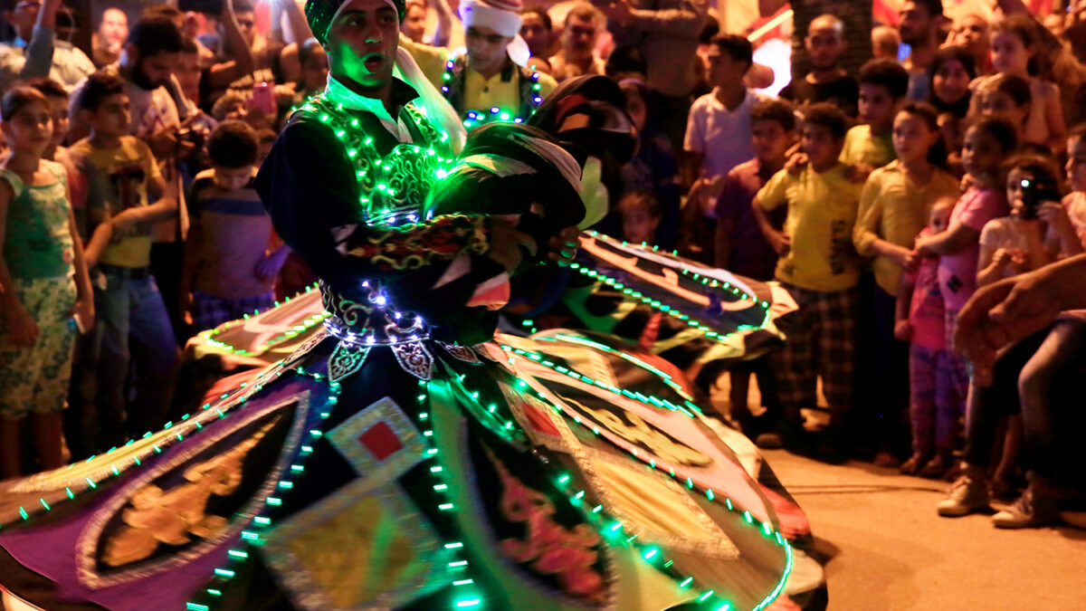 Egipto celebra el Ramadán a ritmo de Al-Tannoura, una ancestral y sorprende danza ancestral