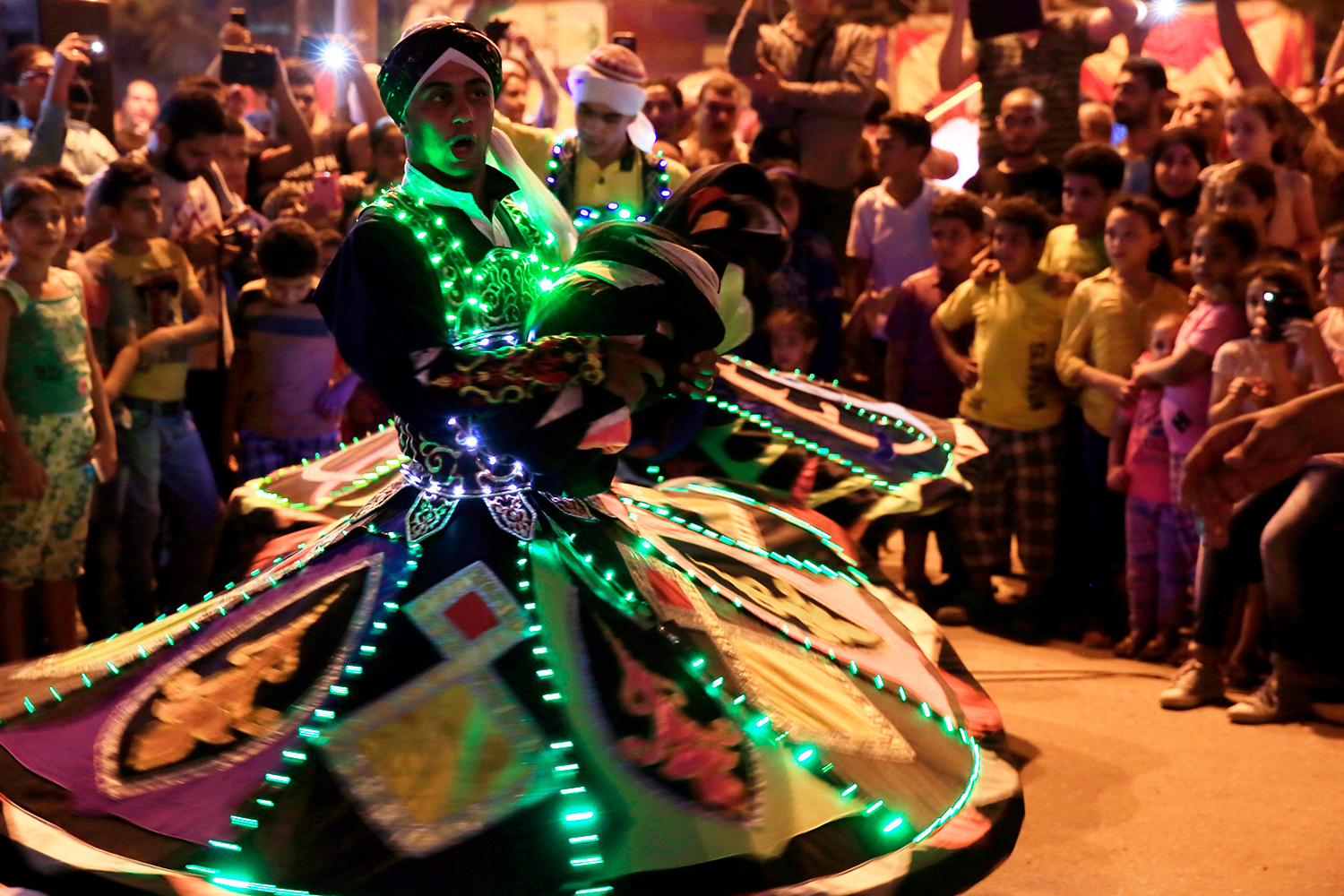 Egipto celebra el Ramadán a ritmo de Al-Tannoura, una ancestral y sorprende danza ancestral