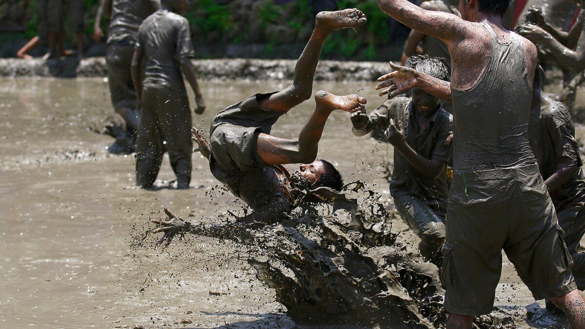 Cientos de agricultores nepalíes se lanzan al barro para celebrar el arranque de la siembra de arroz