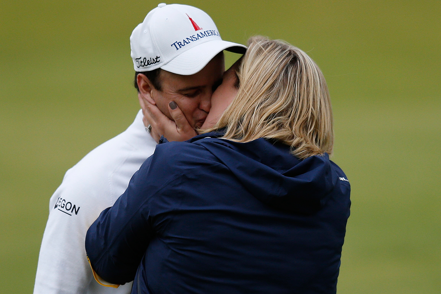 El beso del triunfo: Zach Johnson gana el Abierto Británico de golf tras un desempate