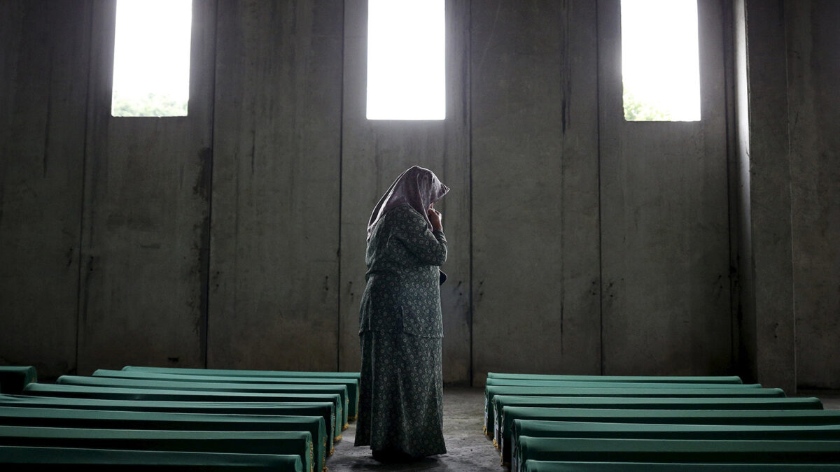 20 años después de la masacre de Srebrnica, los familiares siguen buscando entre las víctimas