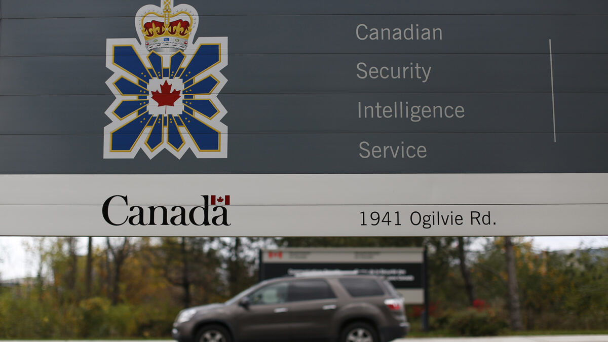 Hackers atacan la web del espionaje canadiense