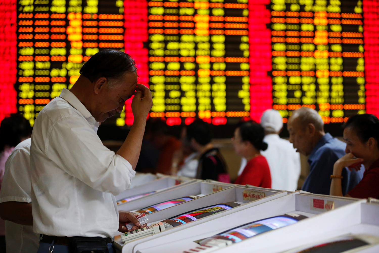 Pánico en los mercados chinos: la bolsa de Shanghái se hunde otro 6% y arrastra a Asia