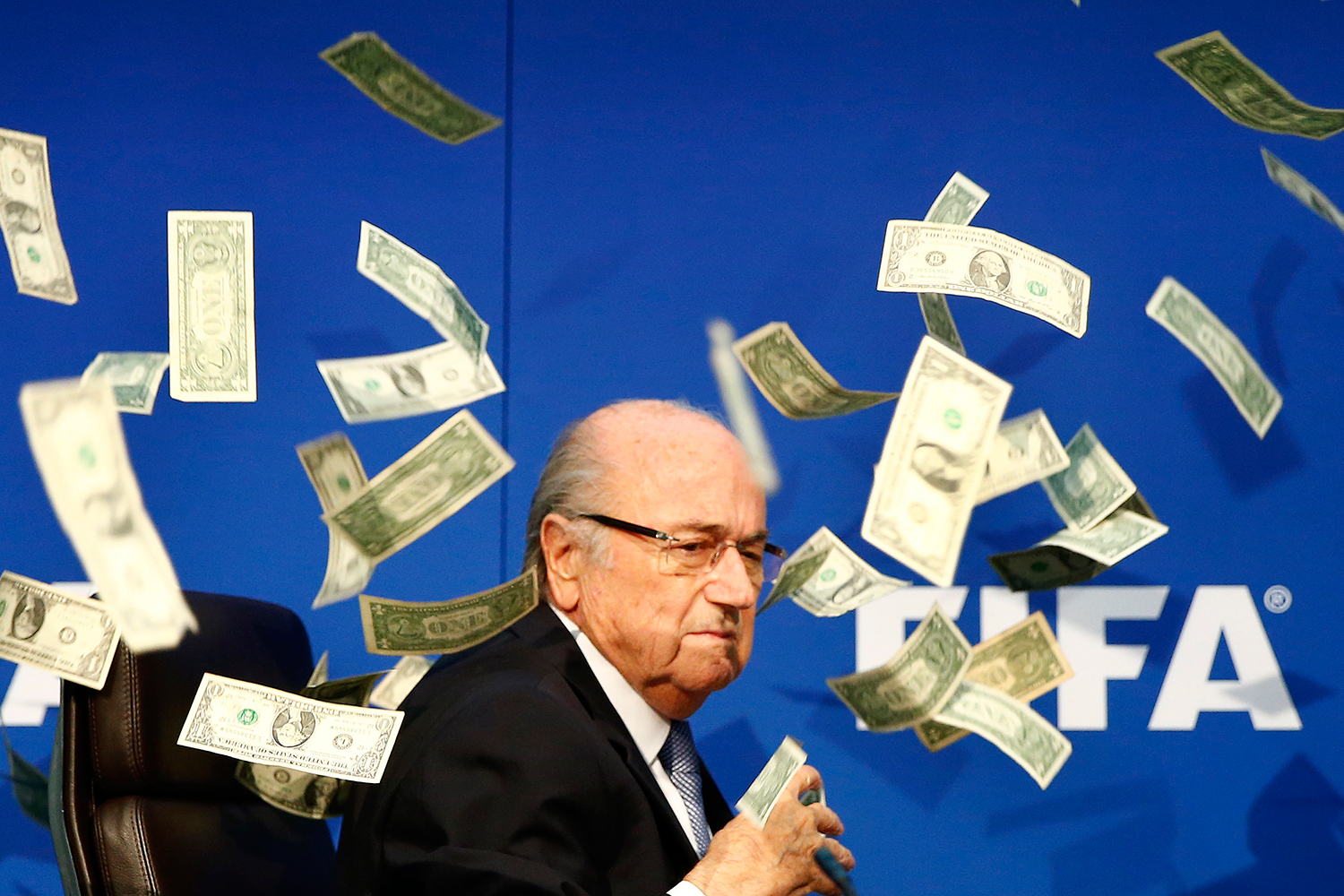 Un cómico británico lanza billetes de dólares al presidente de la FIFA en una rueda de prensa