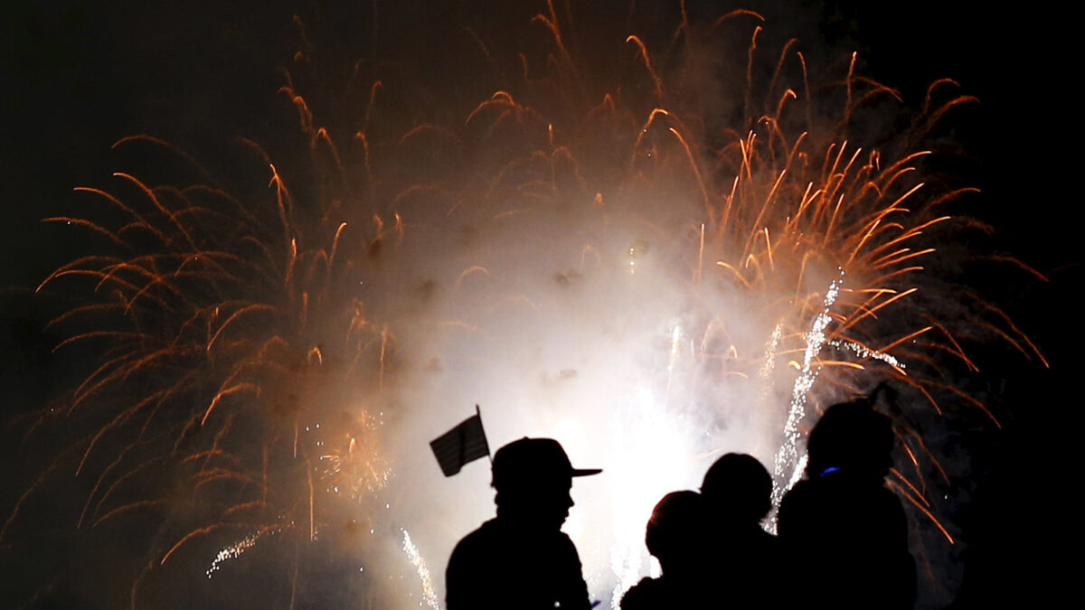 Luto en las celebraciones del 4 de julio: muere al intentar lanzar fuegos artificiales con la cabeza