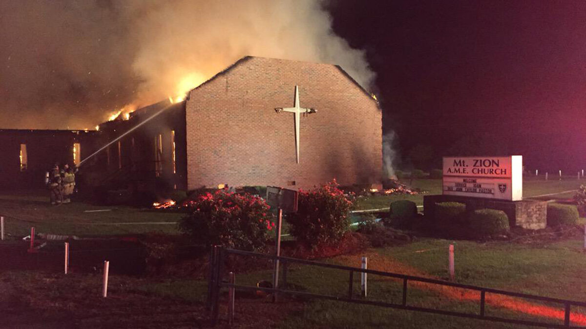 Una iglesia negra incendiada por el Ku Klux Klan hace 20 años vuelve a arder en Carolina del Sur