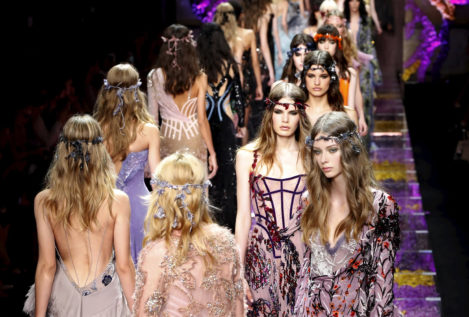 Las modelos de Versace asombran en el arranque de la semana de Alta-Costura de París