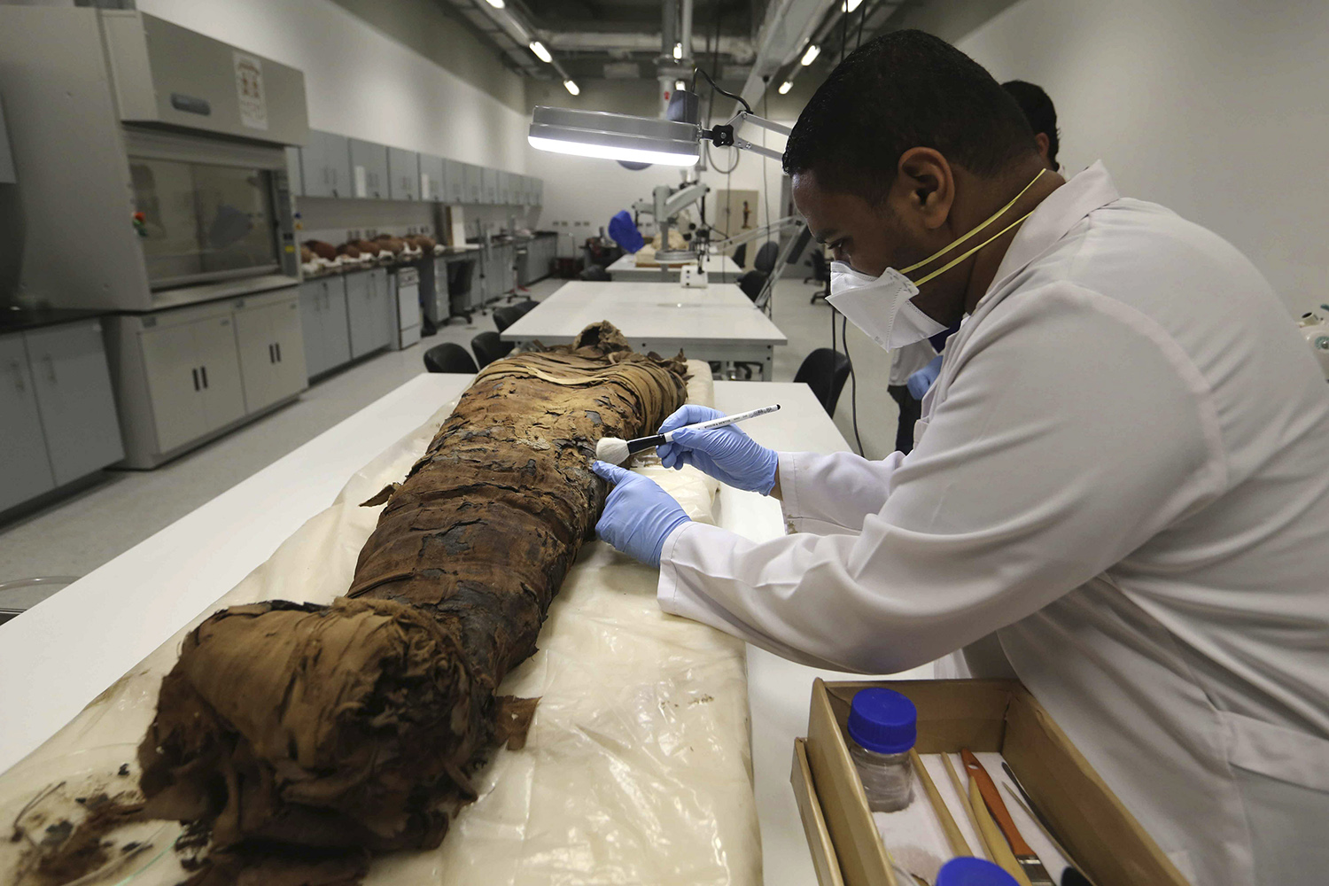 Encuentran cuatro tumbas con momias de hace más de 5.000 años