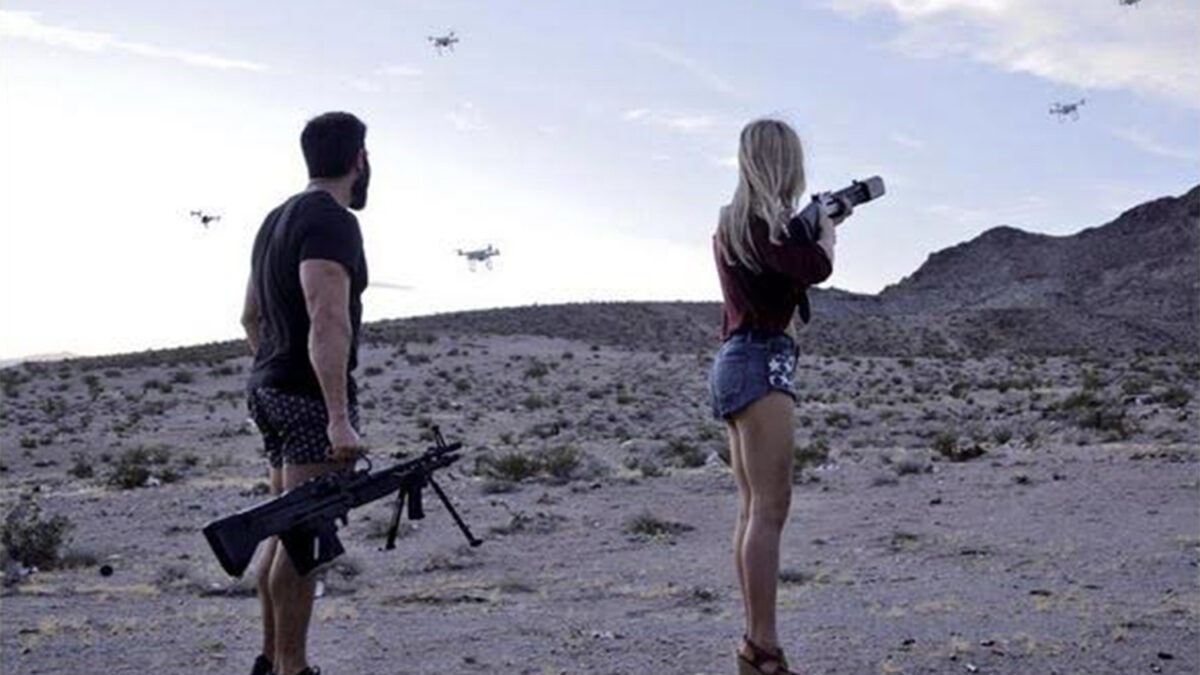 Dan Bilzerian, el multimillonario que dispara drones acompañado de modelos