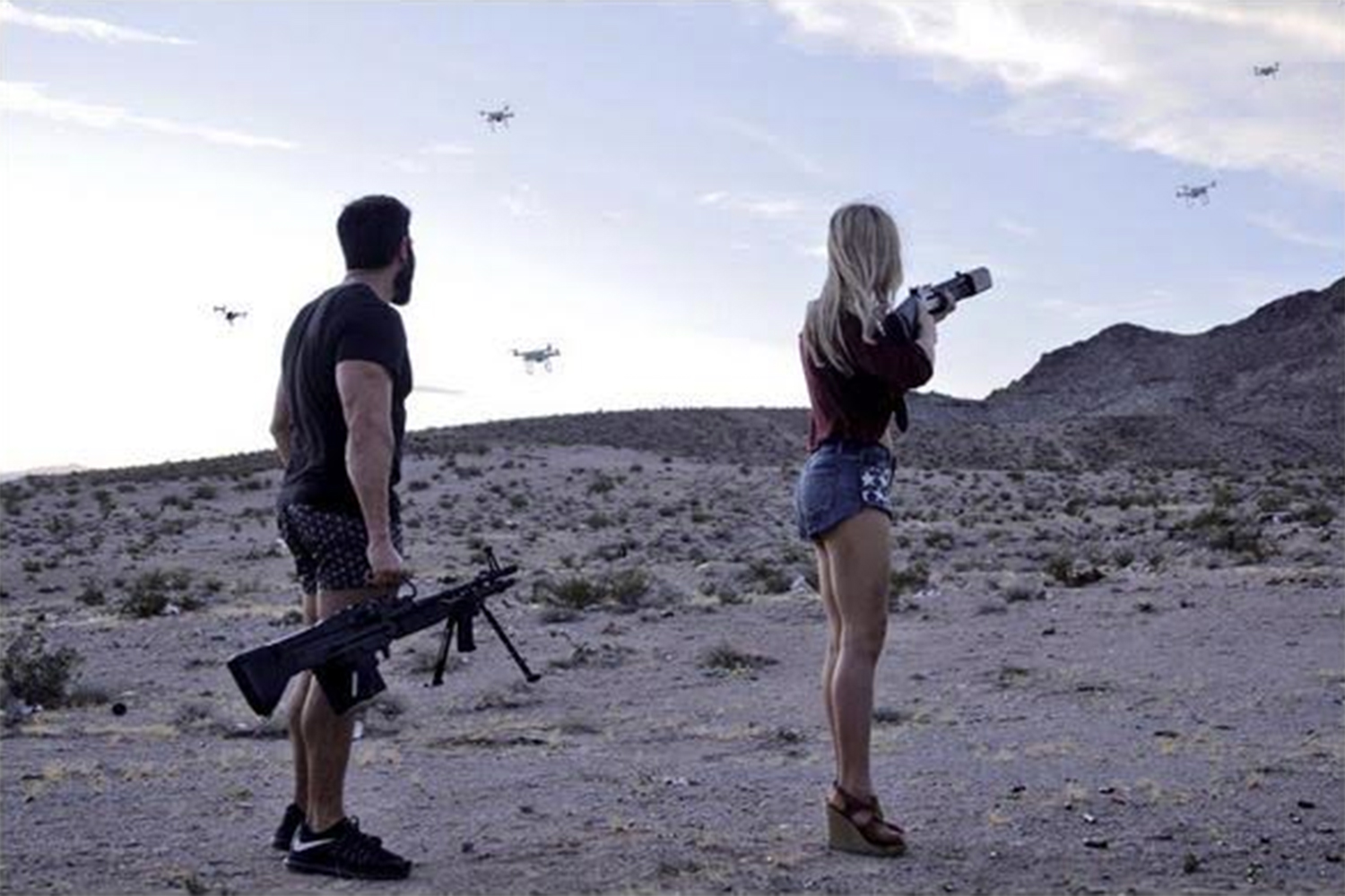 Dan Bilzerian, el multimillonario que dispara drones acompañado de modelos