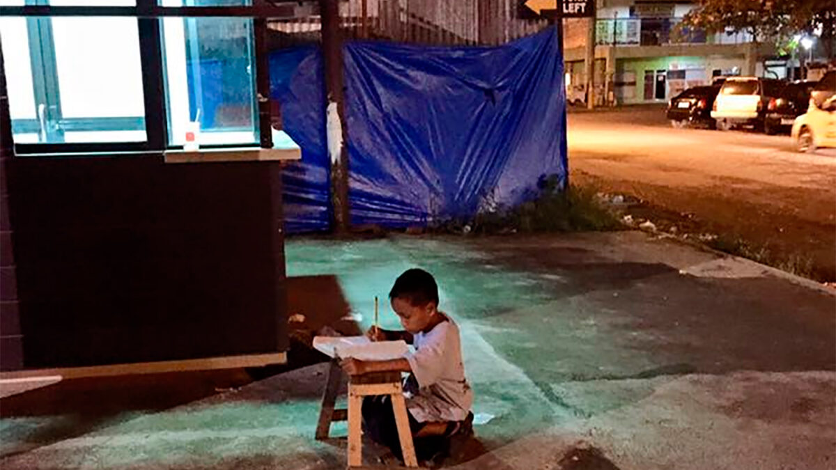 La historia de un niño sintecho haciendo deberes en la calle.