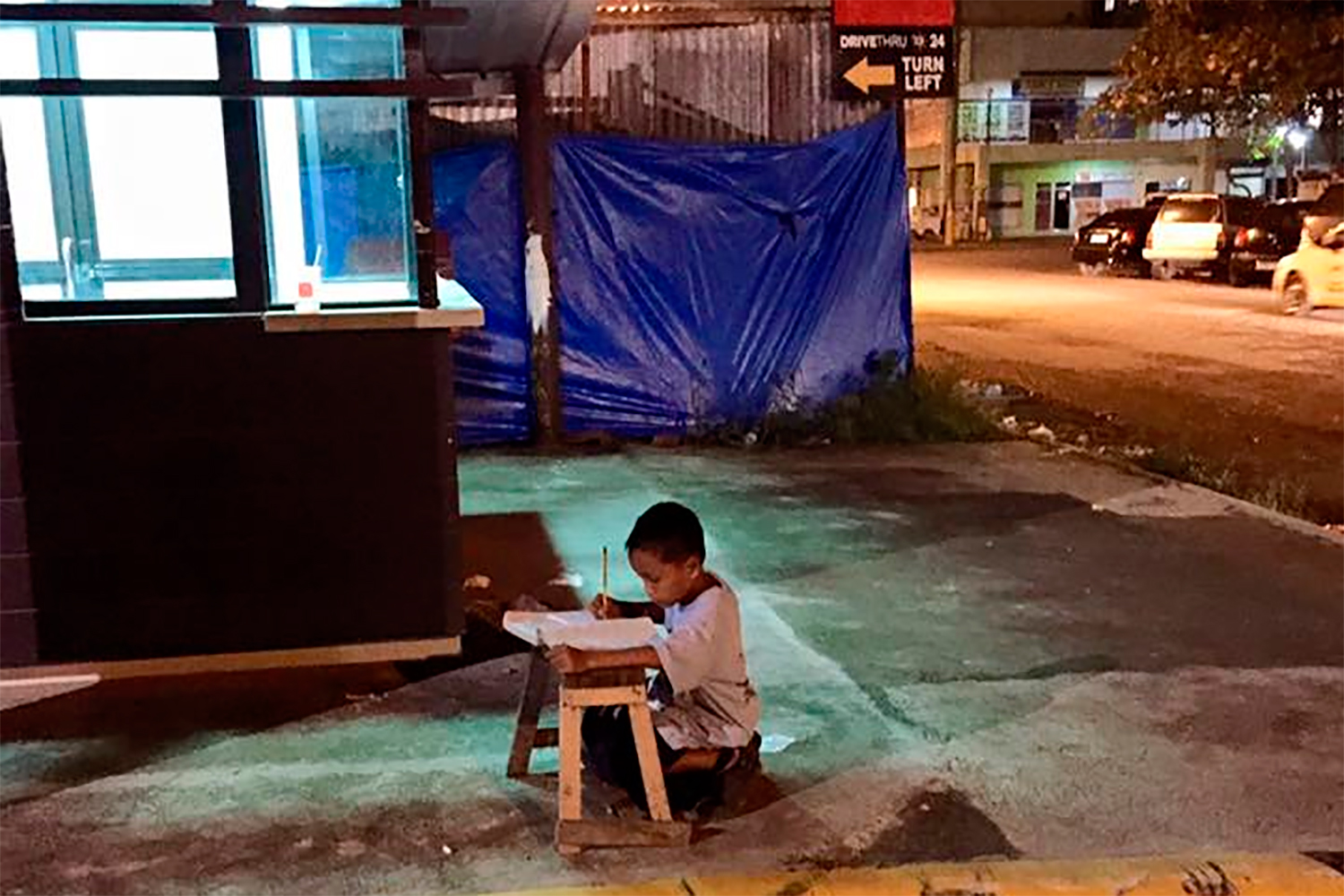 La historia de un niño sintecho haciendo deberes en la calle.