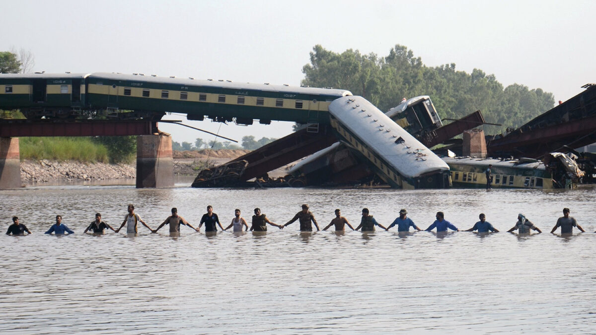 Pakistán investiga si el tren con 200 pasajeros que cayó al río fue un sabotaje