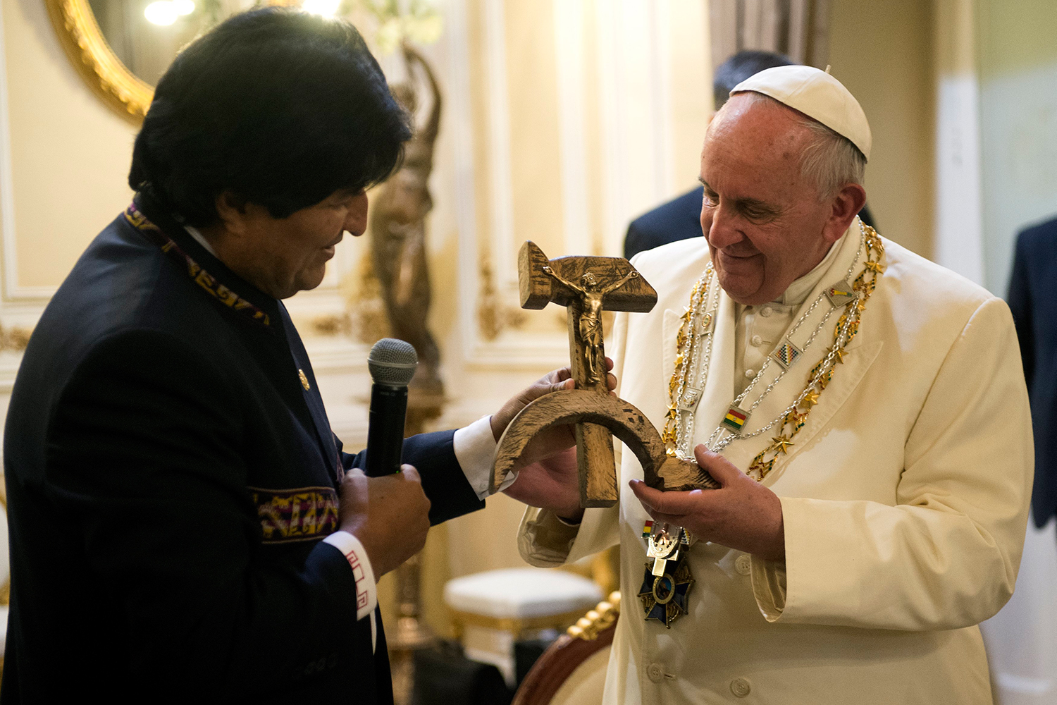 El Papa a Evo Morales al recibir el polémico obsequio: «No está bien eso»