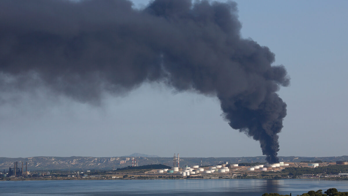 Espectacular explosión de dos tanques de una planta petroquímica en el sur de Francia